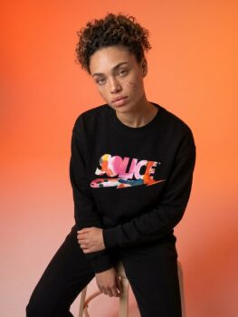 femme portant sweat SoLiCe noir iconic aquarelle