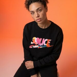 femme portant sweat SoLiCe noir iconic aquarelle