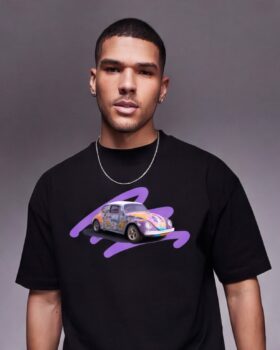 homme portant un tshirt street art coccinelle peace and love