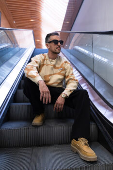 pull beige avec vagues street art solice